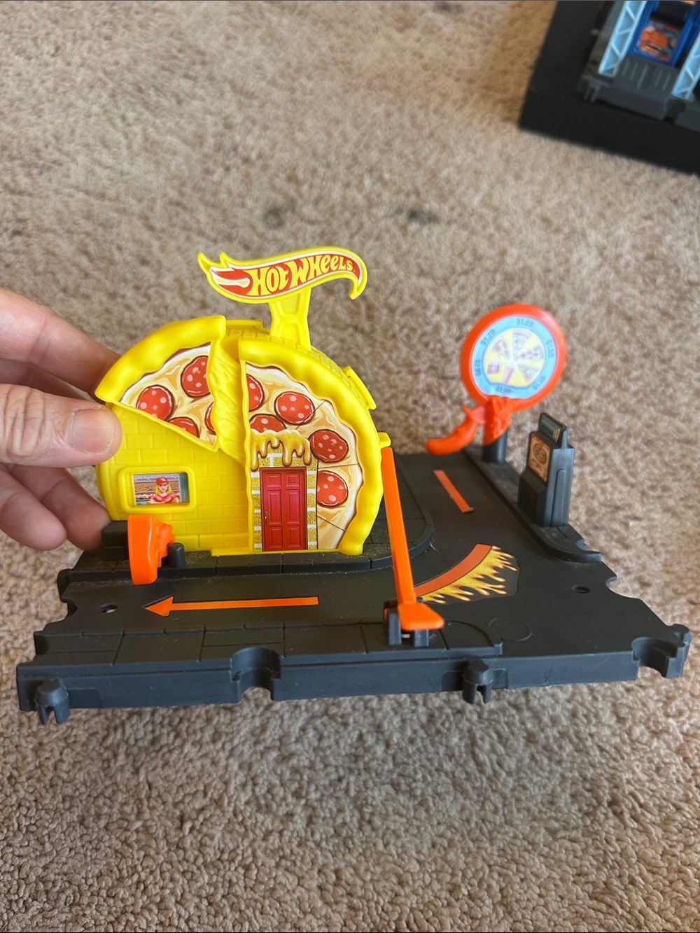 Mattel HKX44 Hot Wheels City Speedy Pizza Pick-Up Track